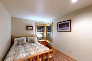 Cabin with Mountain Views and Shared Pool and Hot Tub - 2