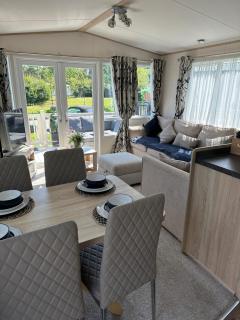Acres Corner Retreat Inc Hot tub at Tattershall Lakes Country Park - Tattershall - 9