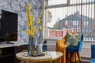 Sleeps 6 - Professional & Family Stays - FREE Parking & WiFi - 3