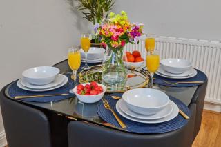 Sleeps 6 - Professional & Family Stays - FREE Parking & WiFi - 2