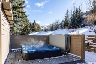Unbeatable Location, Sleeps 12, Ski Access Across the Street, Large Hot Tub, Walk to the Lift - Park City - 8