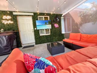 Vacay Spot Gables 4 to 23 Guest GameRoom 2 Kitchens 2 BBQ, 2 BAR, Backyard, Patio, Prime LOC! 6 blocks away from Bars, Nite Clubs, Res, Shops - Miami - 9