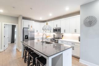 Monty by AvantStay 4BDR 4BA Balcony w Outdoor Seating 5mins to DT - Nashville - 1