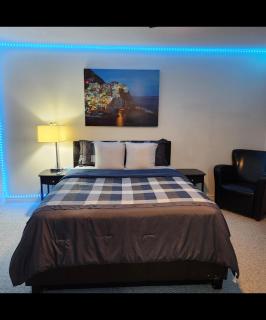 Platinum Staycation EnSuite - Free Onsite Parking , Washroom Ensuite , Shared Full kitchen - London - 7