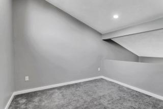 Private King Bedroom with Private Bath and Loft - Burlington - 4