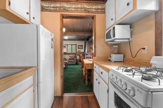 Brown Bear Inn - Cute and cozy home in a beautiful neighborhood, close to downtown Big Bear - Big Bear Lake - 3