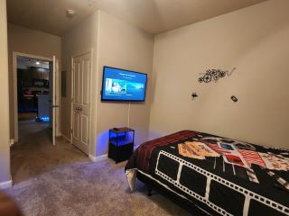 Two the Movies - Spacious Rooms - Sleeps 7 Instant Booking! - Charlotte - 8