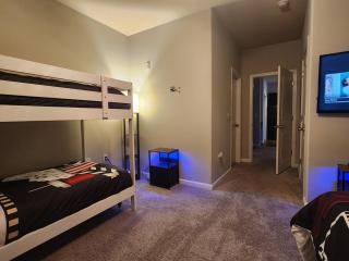 Two the Movies - Spacious Rooms - Sleeps 7 Instant Booking! - Charlotte - 6
