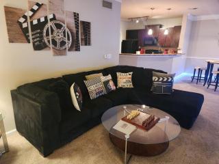 Two the Movies - Spacious Rooms - Sleeps 7 Instant Booking! - Charlotte - 2