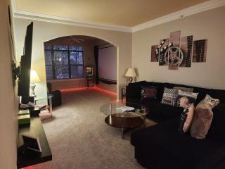 Two the Movies - Spacious Rooms - Sleeps 7 Instant Booking! - Charlotte - 1