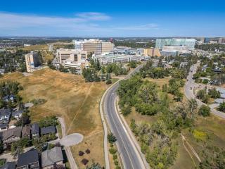 5 bed Luxury Home Steps to DT, River and Hospital - 1