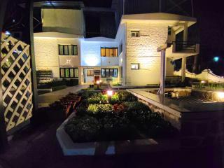 7 ROADS RESORT 50mts to lake - 3