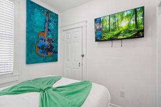 Charming 3BR Getaway Just Minutes from the French - New Orleans - 5