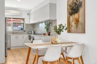 Stylish Glenelg Stay with Alfresco & Comfort - Glenelg - 8