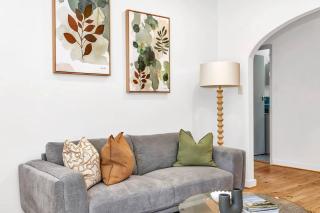 Stylish Glenelg Stay with Alfresco & Comfort - Glenelg - 4