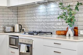 Stylish Glenelg Stay with Alfresco & Comfort - Glenelg - 1