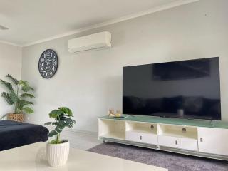 Runaway Bay Family Haven with 4beds - Gold Coast - 1