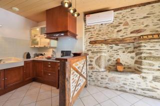 Newly renovated fort with panoramic landscape view jacuzzi & billiard - Leynhac - 3