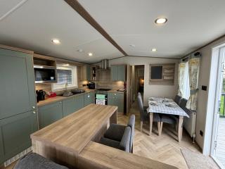 The Retreat 6 - Hot tub Mini Lodge, WiFi, pet friendly, bed linen - Golden Palm Resort - Meadow Lakes Caravan & Lodge Hire - Chapel Saint Leonards - 6