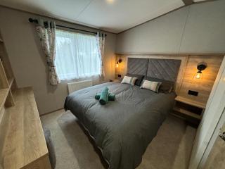 The Retreat 6 - Hot tub Mini Lodge, WiFi, pet friendly, bed linen - Golden Palm Resort - Meadow Lakes Caravan & Lodge Hire - Chapel Saint Leonards - 5