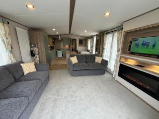 The Retreat 6 - Hot tub Mini Lodge, WiFi, pet friendly, bed linen - Golden Palm Resort - Meadow Lakes Caravan & Lodge Hire - Chapel Saint Leonards - 7