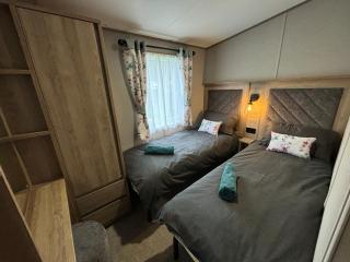 The Retreat 6 - Hot tub Mini Lodge, WiFi, pet friendly, bed linen - Golden Palm Resort - Meadow Lakes Caravan & Lodge Hire - Chapel Saint Leonards - 3