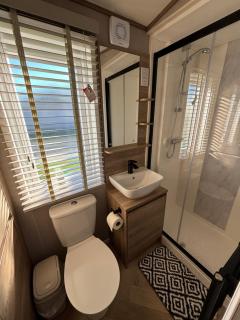 The Retreat 6 - Hot tub Mini Lodge, WiFi, pet friendly, bed linen - Golden Palm Resort - Meadow Lakes Caravan & Lodge Hire - Chapel Saint Leonards - 2