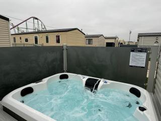 Sunnymede B7 - Fantasy Island, Hot tub, ramped veranda, WiFi - Meadow Lakes Caravan & Lodge Hire - Ingoldmells - 8