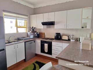 Isaiah's Self Catering Holiday Flat - Margate - 8
