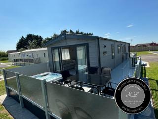 The Retreat 39 - Hot tub Mini Lodge - Golden Palm - pet friendly, WiFi, central heating, bed linen - Meadow Lakes Caravan & Lodge Hire - Chapel Saint Leonards - 9