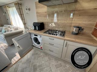The Retreat 39 - Hot tub Mini Lodge - Golden Palm - pet friendly, WiFi, central heating, bed linen - Meadow Lakes Caravan & Lodge Hire - Chapel Saint Leonards - 5