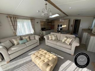 The Retreat 39 - Hot tub Mini Lodge - Golden Palm - pet friendly, WiFi, central heating, bed linen - Meadow Lakes Caravan & Lodge Hire - Chapel Saint Leonards - 4