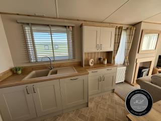 The Retreat 39 - Hot tub Mini Lodge - Golden Palm - pet friendly, WiFi, central heating, bed linen - Meadow Lakes Caravan & Lodge Hire - Chapel Saint Leonards - 7