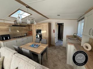The Retreat 39 - Hot tub Mini Lodge - Golden Palm - pet friendly, WiFi, central heating, bed linen - Meadow Lakes Caravan & Lodge Hire - Chapel Saint Leonards - 8