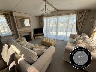 The Retreat 39 - Hot tub Mini Lodge - Golden Palm - pet friendly, WiFi, central heating, bed linen - Meadow Lakes Caravan & Lodge Hire - Chapel Saint Leonards - 3