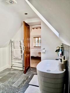 Spacious Double Bed Room Ensuite & Onsite Parking - 6