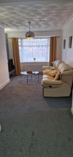 Comfortable 4 Bed House in Ipswich with Parking - 0