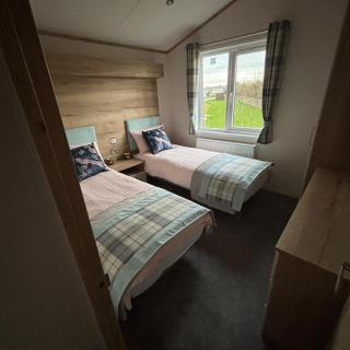 The Retreat 8 Lodge - Hot tub, WiFi, pet friendly, bath - Golden Palm Resort - Meadow Lakes Caravan & Lodge Hire - 3
