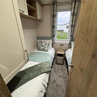 The Retreat 8 Lodge - Hot tub, WiFi, pet friendly, bath - Golden Palm Resort - Meadow Lakes Caravan & Lodge Hire - 4