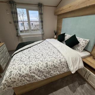 The Retreat 8 Lodge - Hot tub, WiFi, pet friendly, bath - Golden Palm Resort - Meadow Lakes Caravan & Lodge Hire - Chapel Saint Leonards - 1