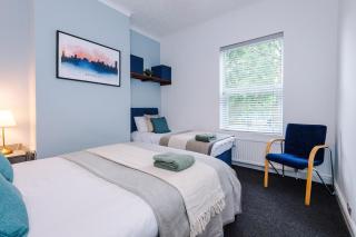 Modern 3-bed house in Manchester, ideal for long stays, FREE parking, city centre - sleeps upto 8 people - Manchester - 2