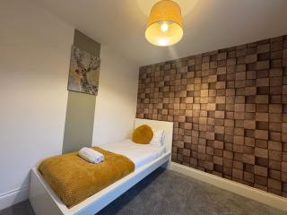 Badgers House - 6 Bedrooms, Sleeps 14, Parking, Wifi - Wroughton - 8