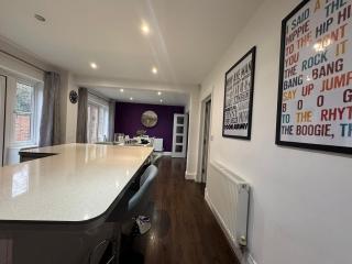 Badgers House - 6 Bedrooms, Sleeps 14, Parking, Wifi - Wroughton - 2