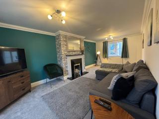 Badgers House - 6 Bedrooms, Sleeps 14, Parking, Wifi - Wroughton - 1