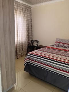 Cozy 2 Bedroom - 5