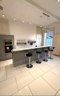 Large 8 Bedroom Georgian House in Central Chichester with Parking - Great for Groups & Celebrations! Chichester Holiday Properties - Chichester - 8