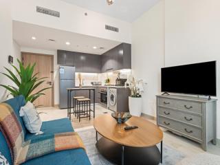 Cozy Stay 1BR in Azizi Pearl - 6