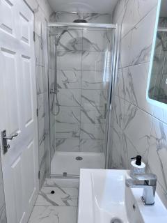 Modern garden retreat near WFJ, 3Bedrooms with ensuite and parking - Watford - 3