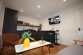 CITYeSCAPE - 1BR Sofa Bed Balcony Window Shower - 0