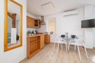 Klimatyzowany Apartament z Dwiema Sypialniami w Centrum Krakowa Blisko Rynku i Parku by Noclegi Renters - Krakow - 1